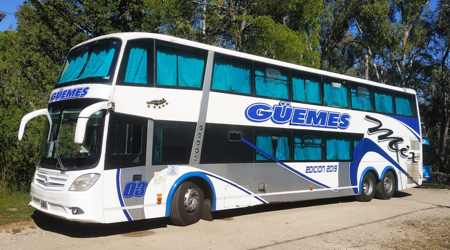 Bus Güemes en parada arbolada